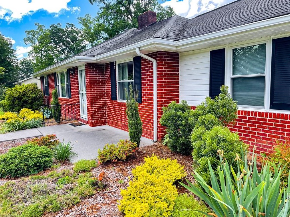 127 Pineview Dr, Mount Airy NC 27030-5145 exterior