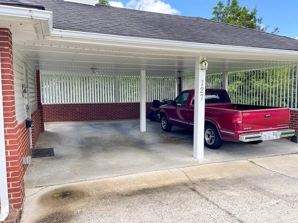 127 Pineview Dr, Mount Airy NC 27030-5145 exterior