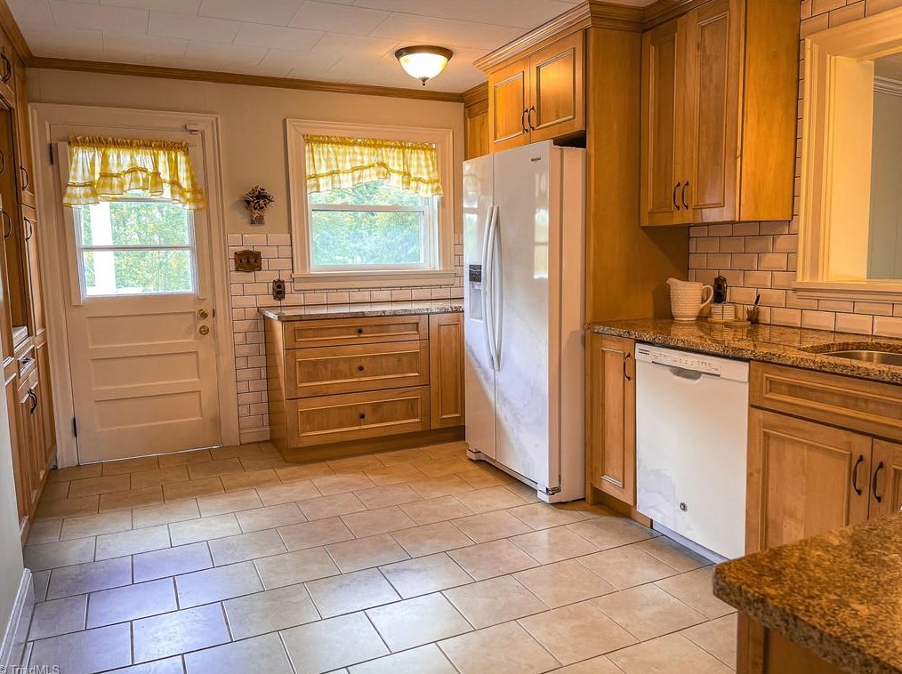 127 Pineview Dr, Mount Airy NC 27030-5145 exterior