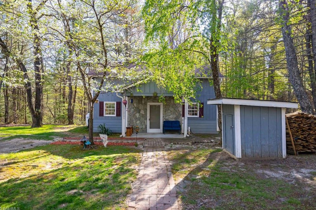 282 Griffith Ln, Glade Valley, NC 28627-9194