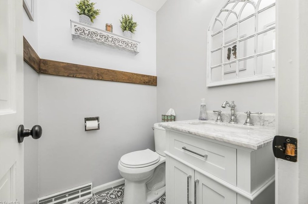 1719 Aftonshire Dr, Greensboro NC  27410-2920 exterior