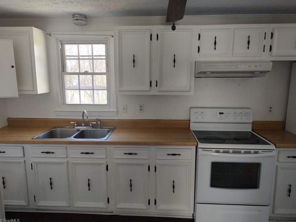 1805 Meadow Rd, Eden, NC 27288
