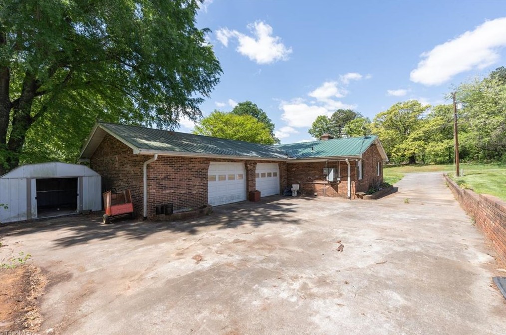 109 Kingston Dr, King NC  27021-9573 exterior