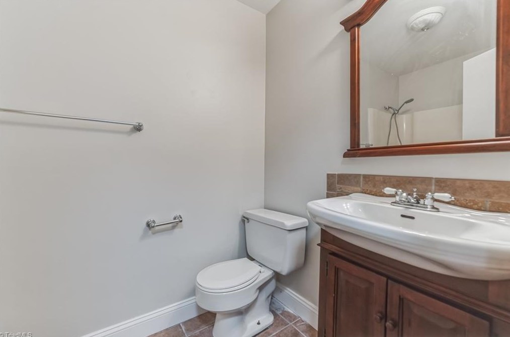 109 Kingston Dr, King NC  27021-9573 exterior