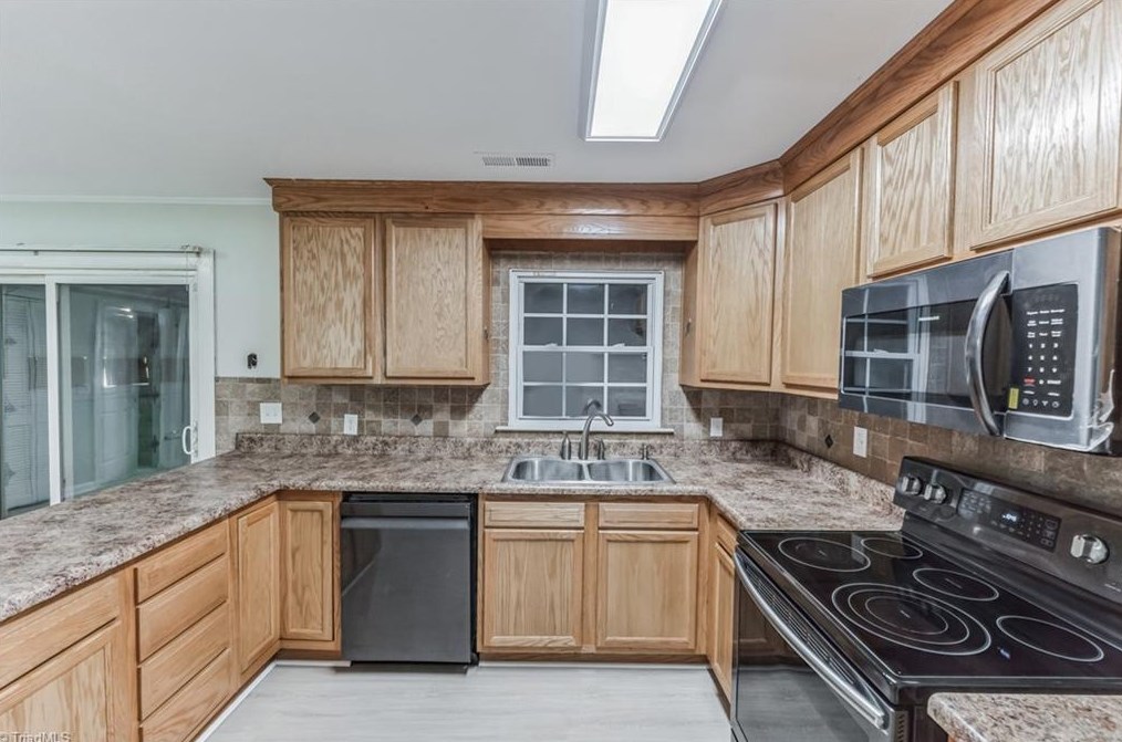 109 Kingston Dr, King NC  27021-9573 exterior