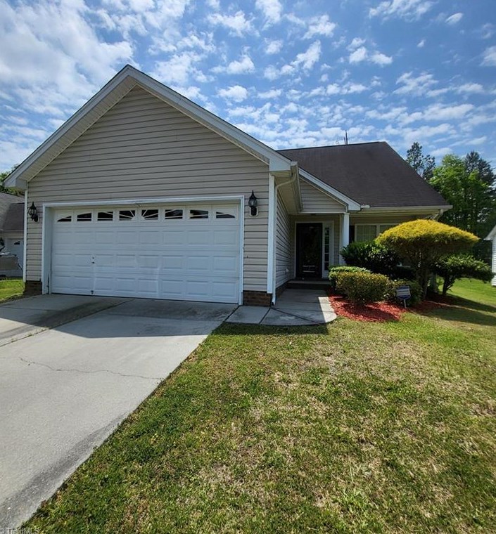 915 Meadow Oak Dr, Greensboro, NC 27406