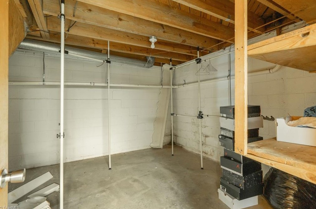 1200 Lockland Ave, Winston Salem NC  27103-2740 exterior