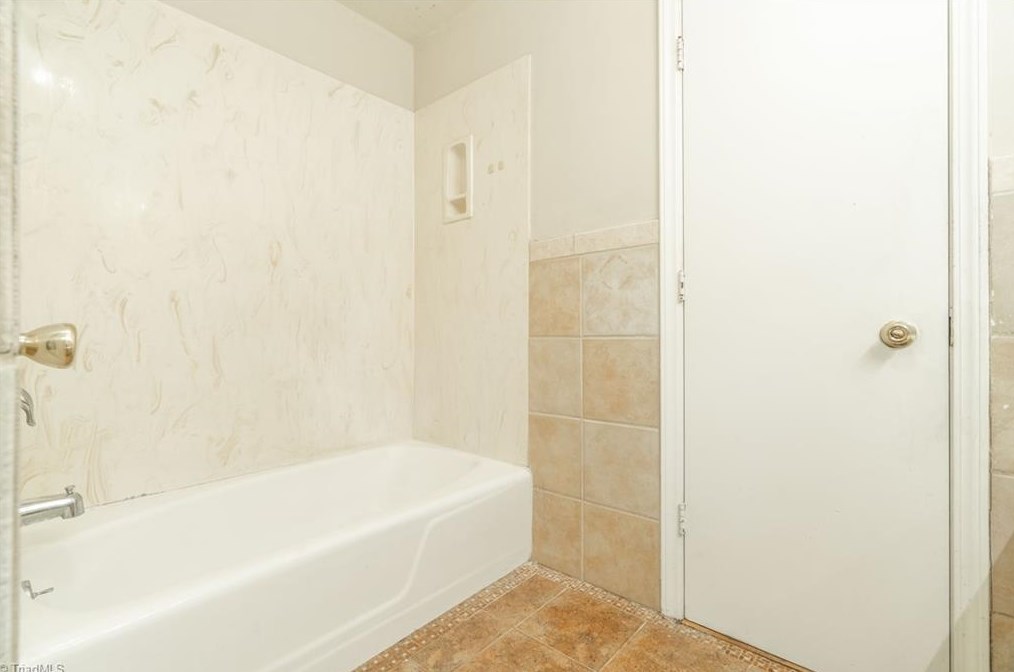 1200 Lockland Ave, Winston Salem NC  27103-2740 exterior