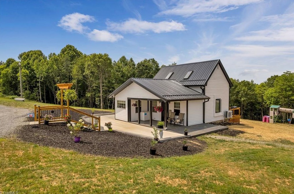 351 Hardin Camp Rd, Ennice, NC 28623