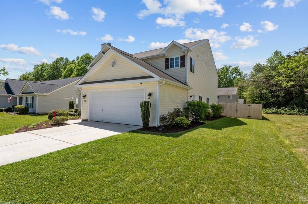 504 Walnut Crossing Dr, Whitsett, NC 27377