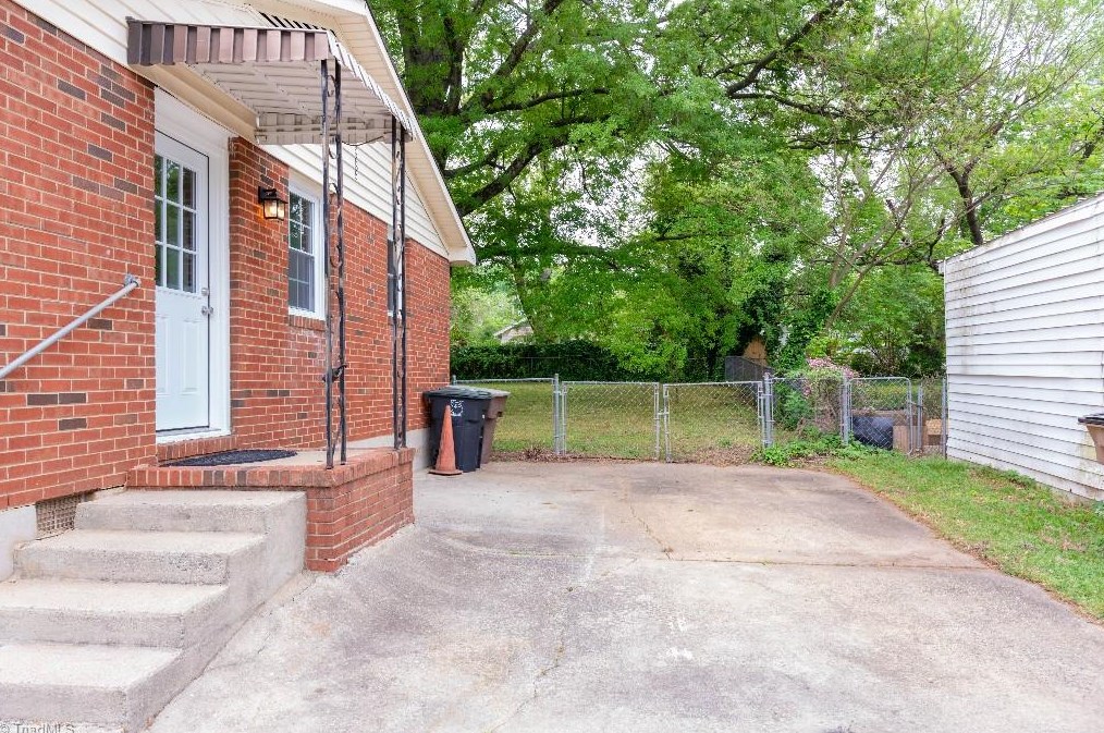 112 Revere Dr, Greensboro NC  27407-1202 exterior