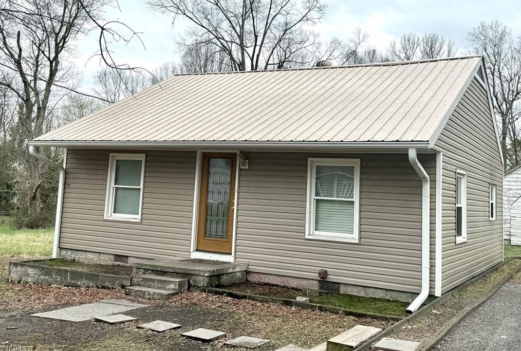 913 Fairway Ave, Thomasville, NC 27360