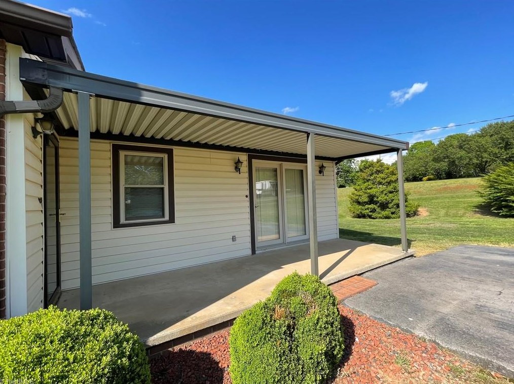 1295 Dolphin Dr, Winston Salem, NC 27105-1544