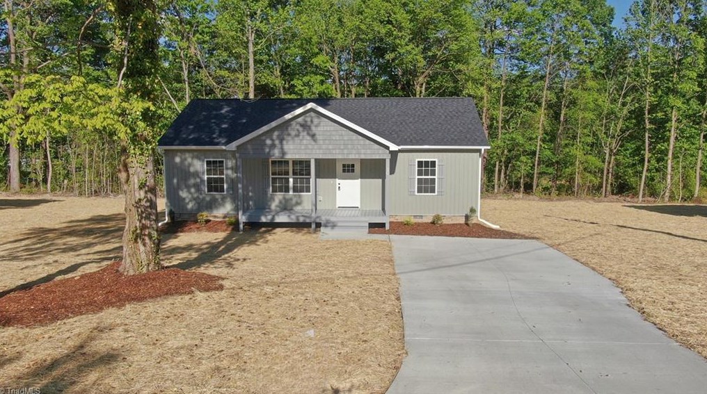 10 Clover Ln, Thomasville, NC 27360-4345