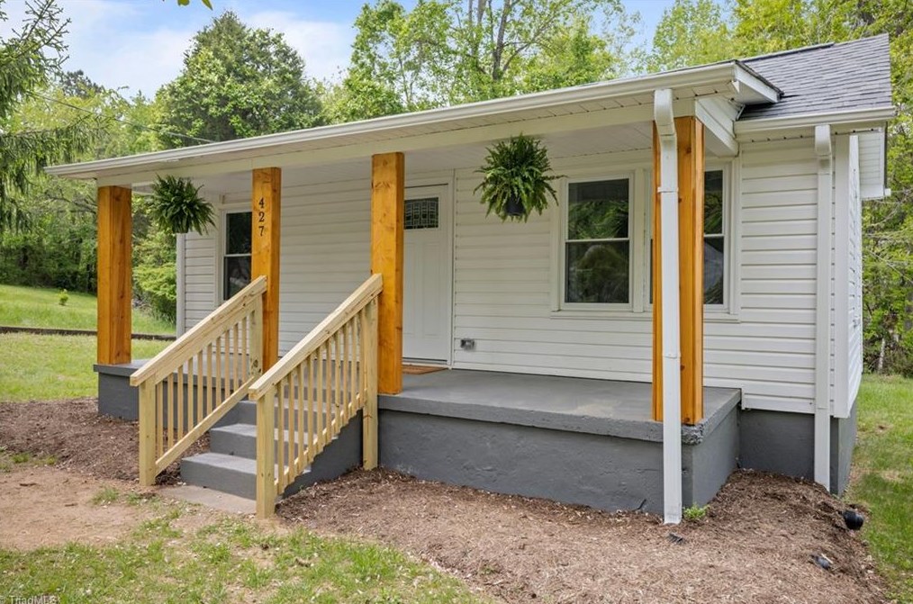 427 2nd Ave, Ayersville, NC 27027-2412