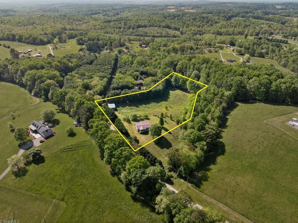 226 Green Meadow Ln, Ash Hill, NC 27007