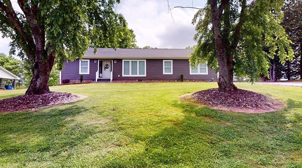 118 Ridgeview Dr, Mount Airy, NC 27030
