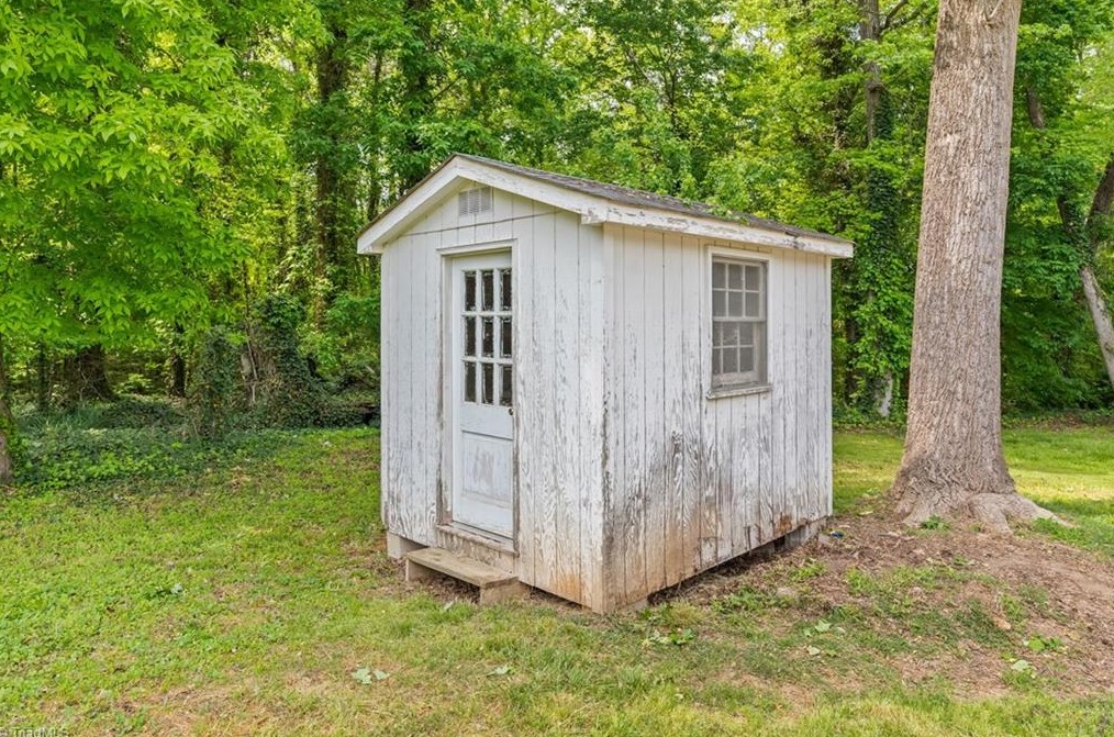 829 Pine Circle Dr, High Point NC  27265-1953 exterior