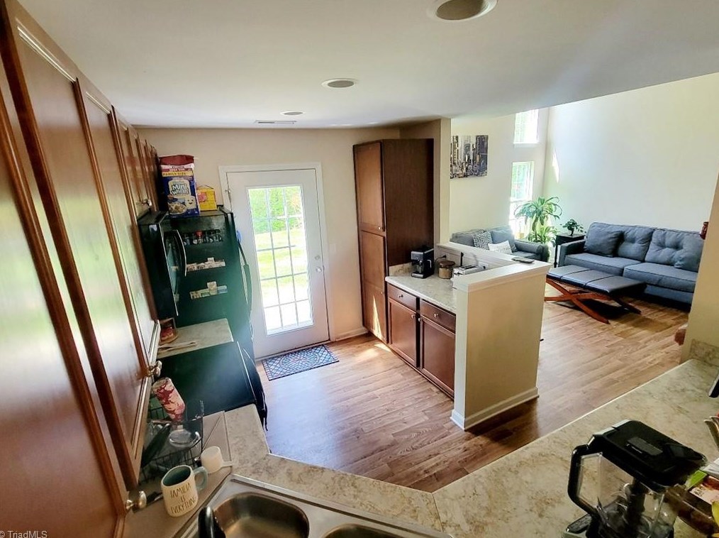 517 Song Sparrow Ln, Greensboro NC  27409-9148 exterior