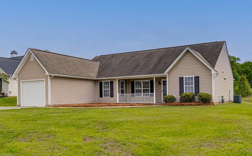 1813 Lochwood Dr, Greensboro, NC 27406-8574