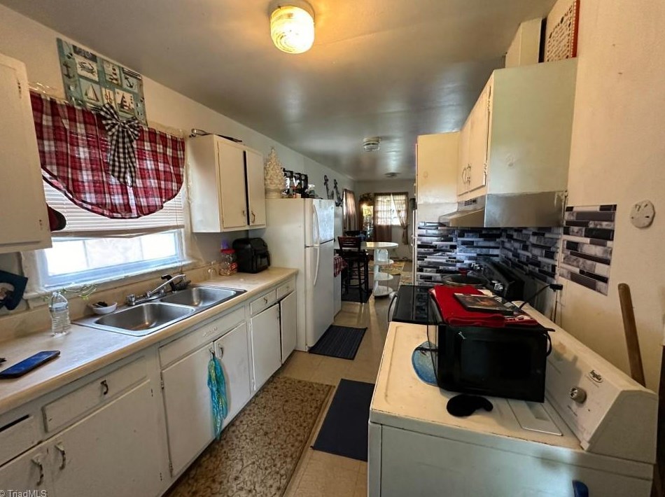 1702 Eastwood Ave, Greensboro NC  27406-3940 exterior