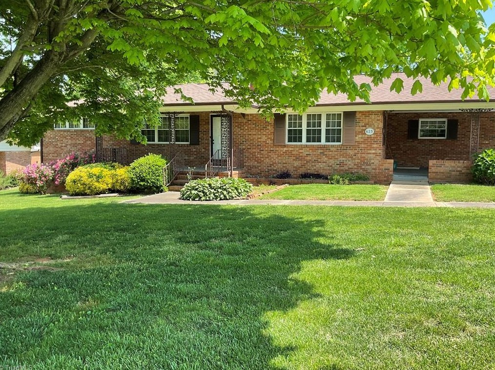 623 Lakeview Dr, Thomasville, NC 27360