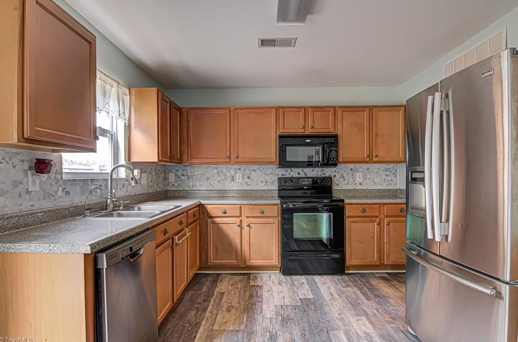 4425 Vernon Cir, Kernersville NC  27284-0132 exterior