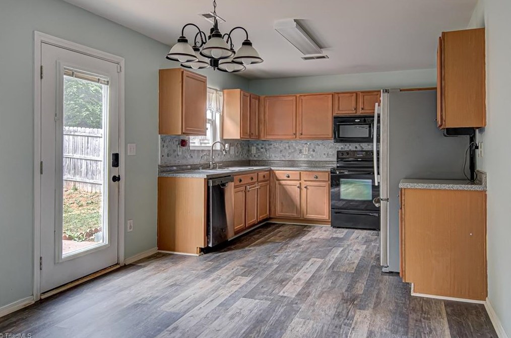 4425 Vernon Cir, Kernersville NC  27284-0132 exterior