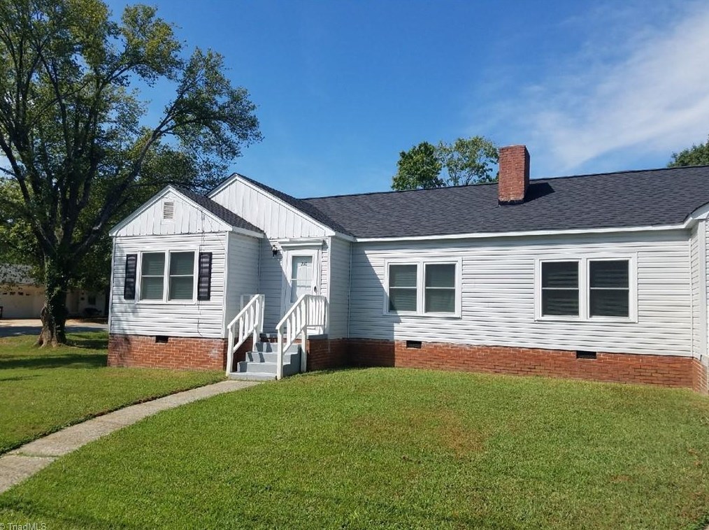 208 Oak Ave, Lexington, NC 27292-4552