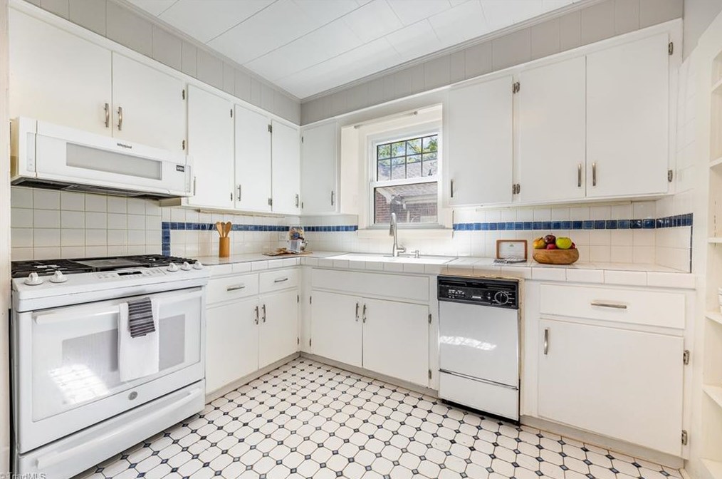 720 Chestnut Dr, High Point NC  27262-4738 exterior