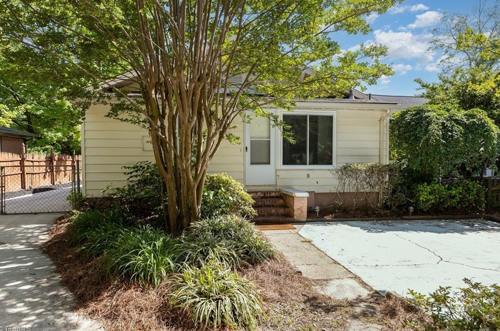 720 Chestnut Dr, High Point NC  27262-4738 exterior