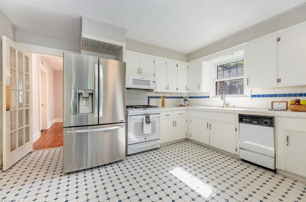 720 Chestnut Dr, High Point NC  27262-4738 exterior