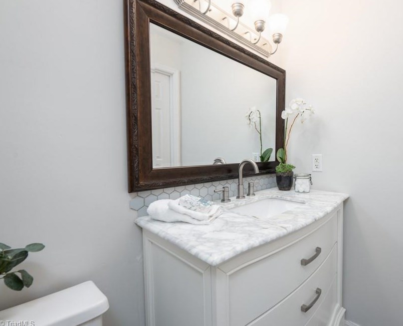 1611 Upland Dr, Greensboro NC  27405-5028 exterior