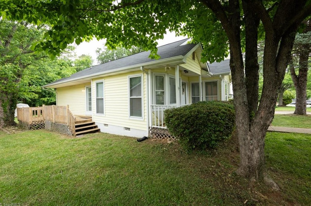 1611 Upland Dr, Greensboro NC  27405-5028 exterior