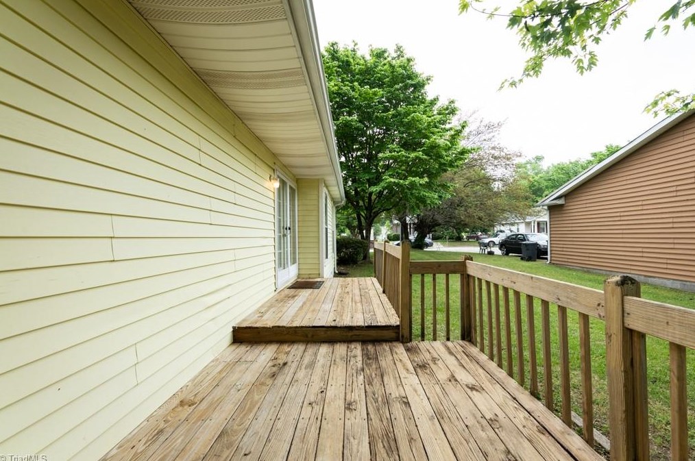 1611 Upland Dr, Greensboro NC  27405-5028 exterior