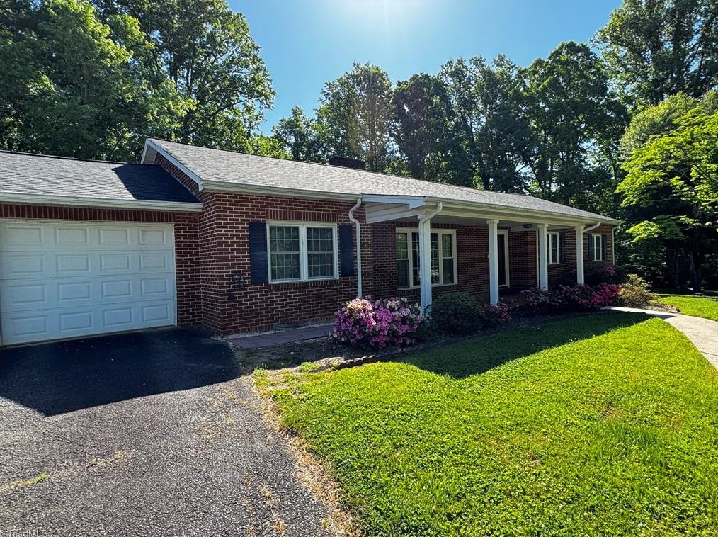 113 Park Circle Dr, Jonesville, NC 28642-2326