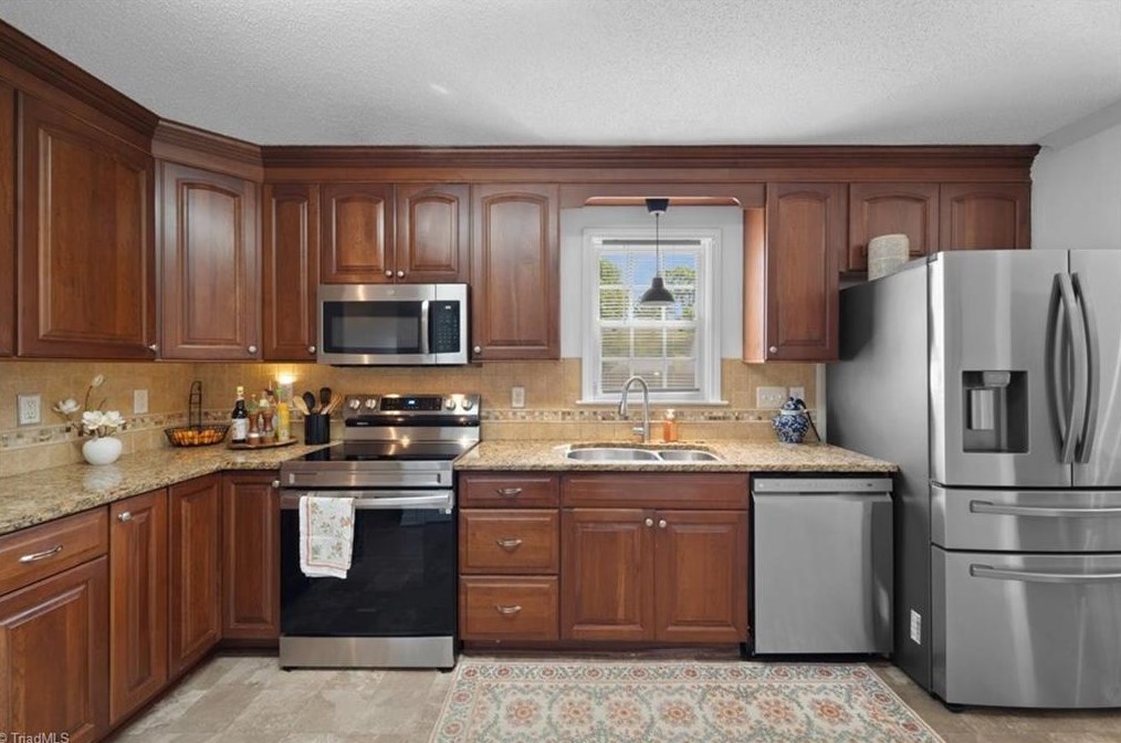 2412 Wheatfield Dr, Greensboro, NC 27405-2880