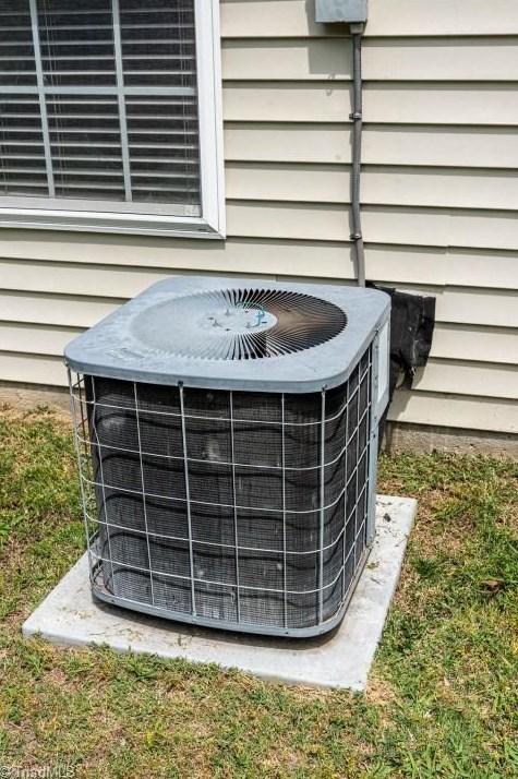 1137 Hawick Dr, High Point NC  27262-8086 exterior