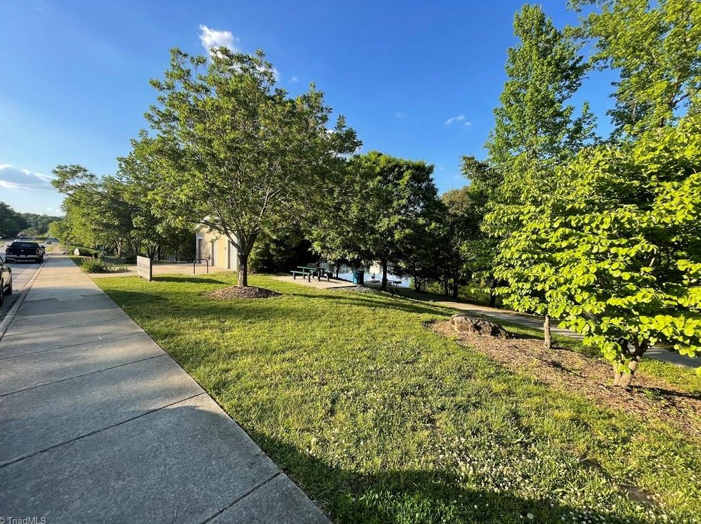 570 Brookside Ct, Kernersville NC  27284-3320 exterior
