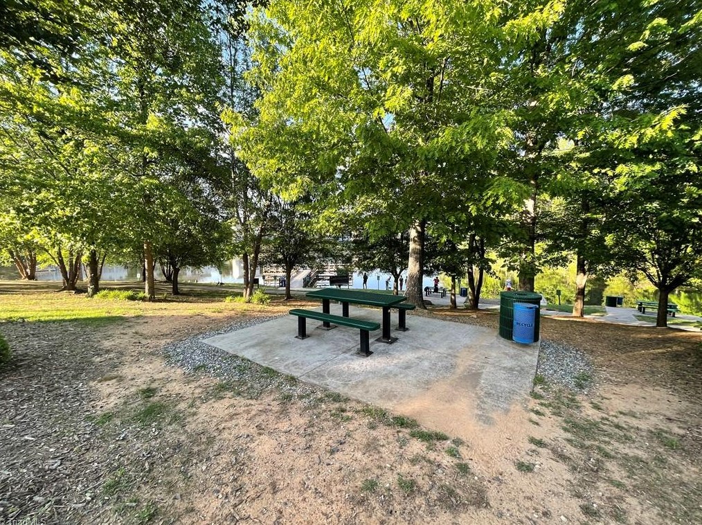 570 Brookside Ct, Kernersville NC  27284-3320 exterior