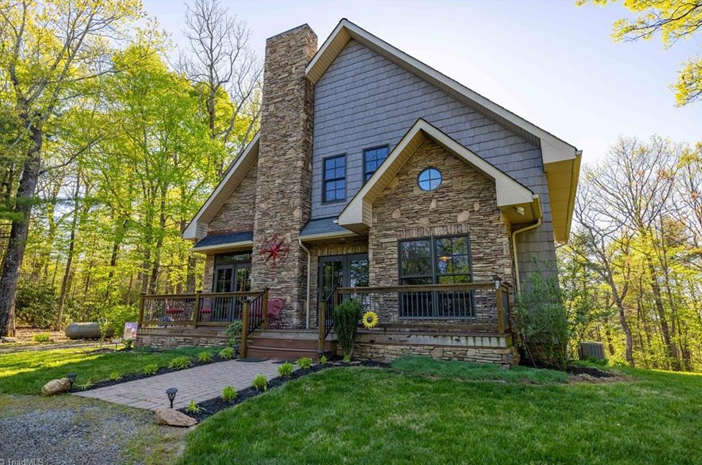 274 Cliffside Dr, Glade Valley, NC 28627-9220