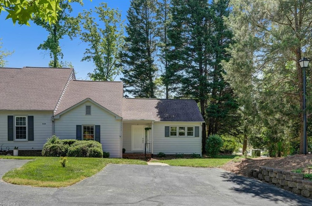 909 Chatfield Dr, Jamestown NC  27282-9029 exterior