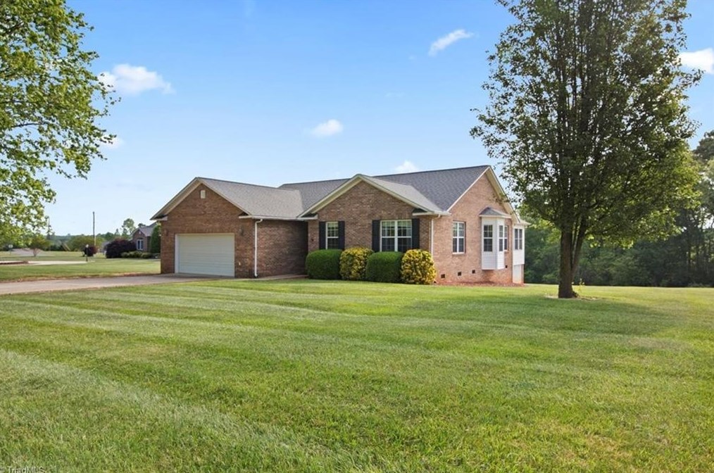 706 Carson Rd, Pilot Mountain, NC 27041-7344