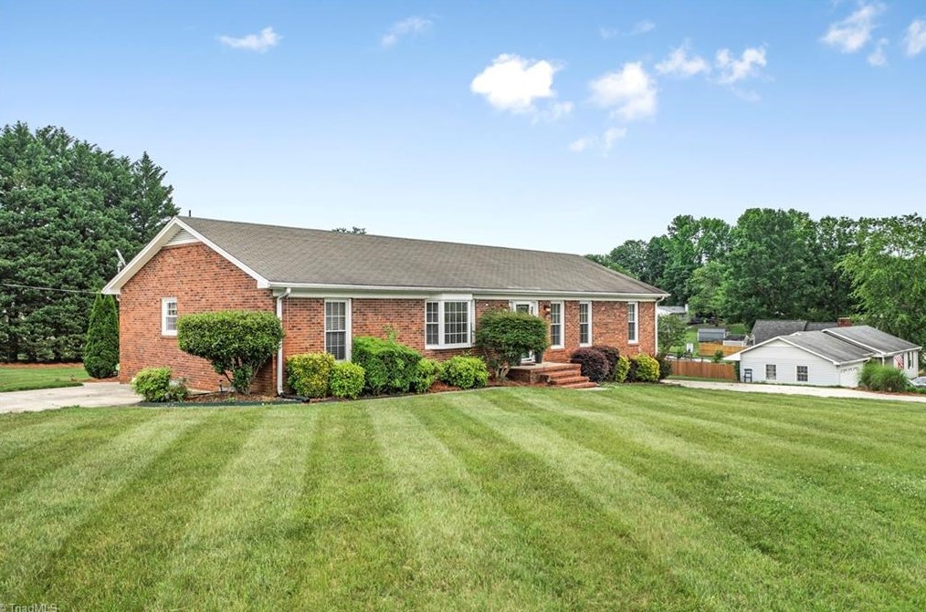 4401 Whitby Pl, Greensboro, NC 27406