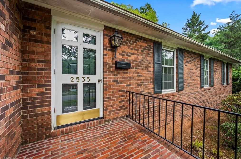 2535 Woodberry Dr, Winston Salem, NC 27106