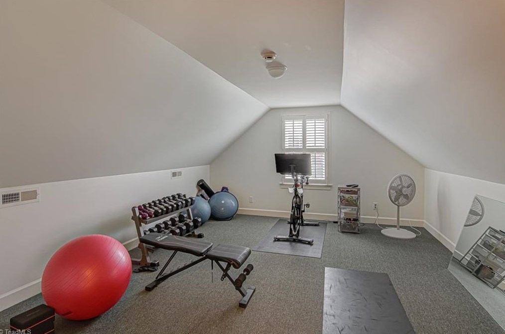 2006 Reynolda Rd, Winston Salem NC  27106-5112 exterior