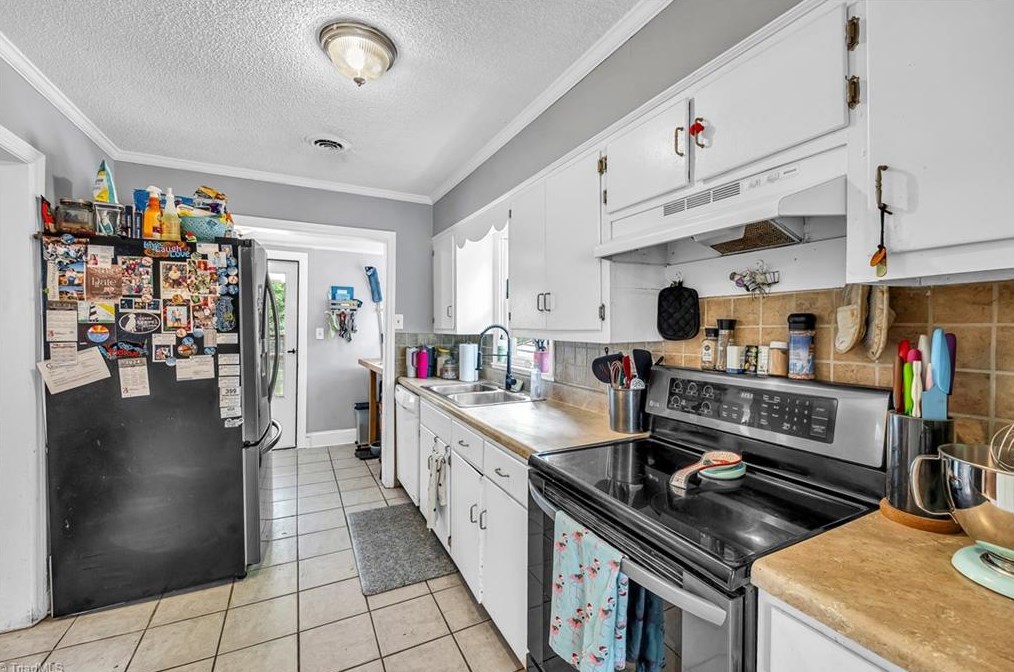 1600 Roseland St, Greensboro NC  27408-5930 exterior