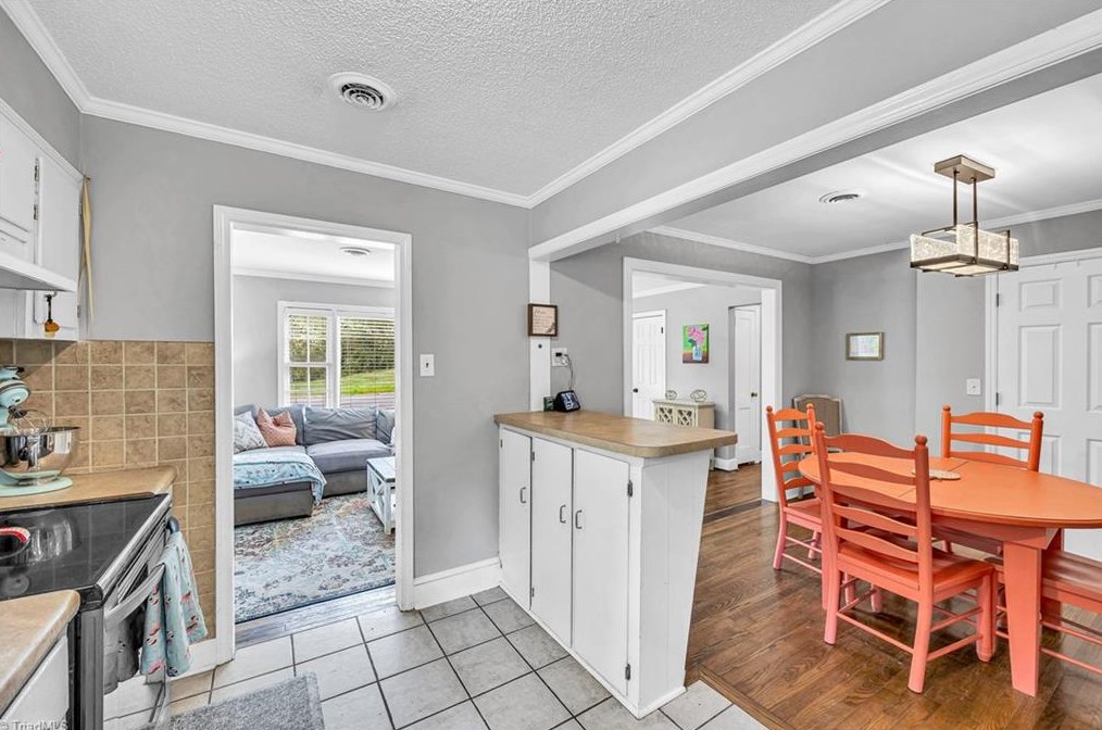 1600 Roseland St, Greensboro NC  27408-5930 exterior