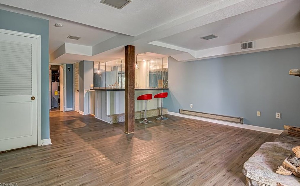 330 Lamplighter Cir, Winston Salem NC  27104-3421 exterior