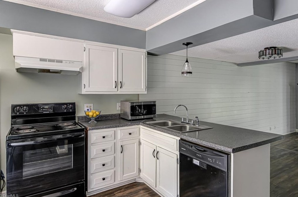 330 Lamplighter Cir, Winston Salem NC  27104-3421 exterior